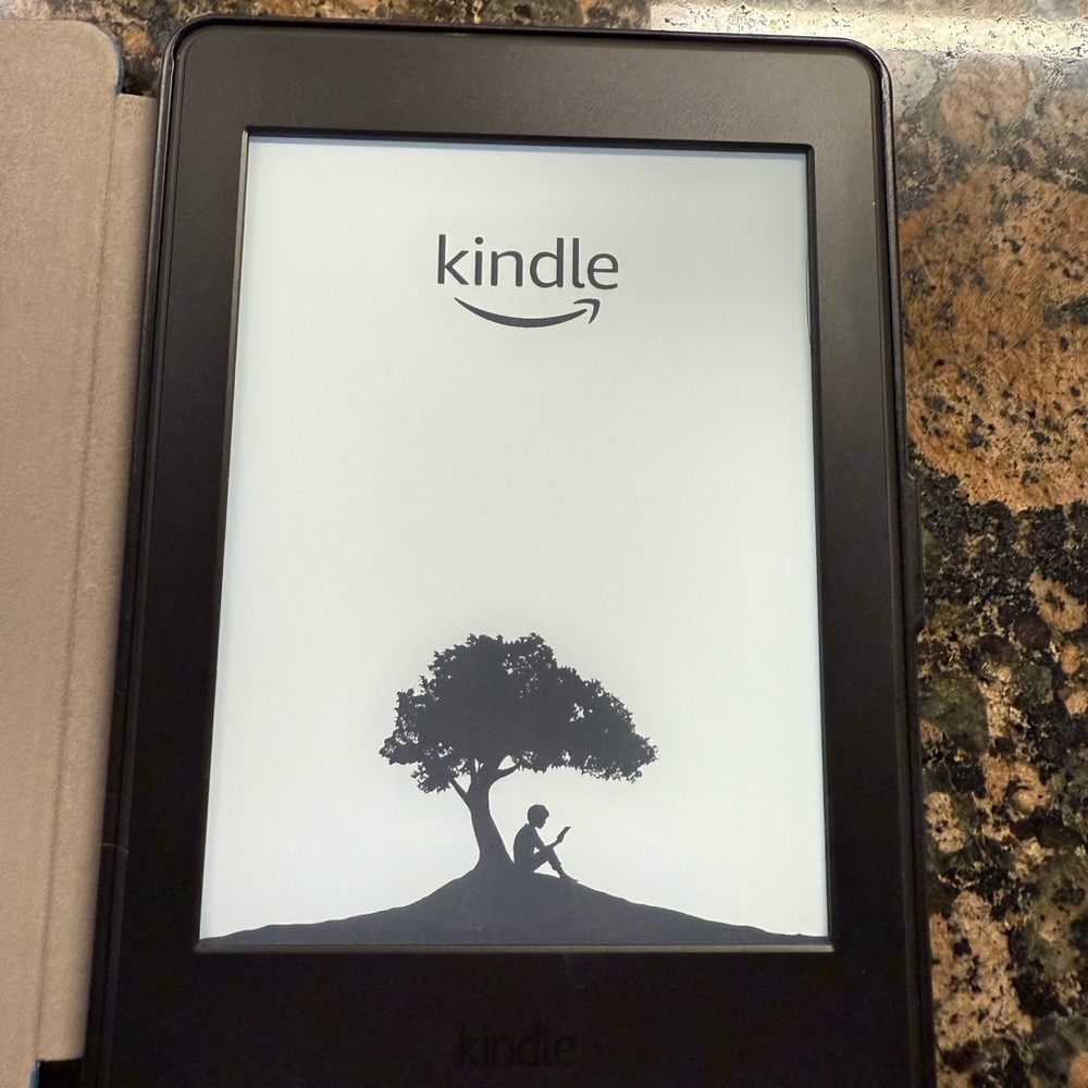 Kindle Paperwhite 3 E-Reader with cover